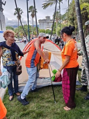This man lost his house in La Guaira and pieces of cement fell on his foot. He came with nothing. Our team gave him a tent, blankets and a towel.